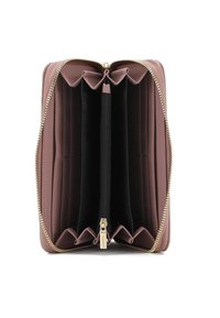 Portafoglio in pelle rosa con zip dorata, diversi slot per carte e un comparto centrale con zip. Presenta una texture morbida e dettagli di cucitura verticale.