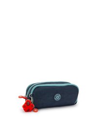 Astuccio blu marina con dettagli in ciano sulla cerniera, dotato di una toppa rotonda con logo e di un ciondolo rosso attaccato al cursore della cerniera.