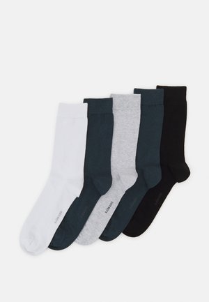 Ensemble de cinq paires de chaussettes en blanc, vert canard foncé, gris et noir. Fabriquées à partir d'un tissu lisse avec une longueur classique et des bords roulés.