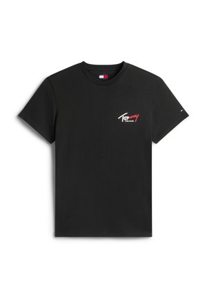 Sort kortærmet t-shirt med rund hals, med lille "Tommy Jeans"-logo i hvidt og rødt på venstre bryst og en lille flagemblem på venstre ærme.