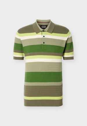 Polo de manga corta con rayas horizontales en tonos verdes, beige, blanco y amarillo, con cuello abotonado y tela texturizada.