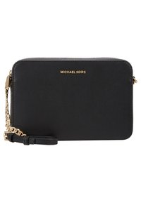 Černá kožená crossbody taška se zlatými detaily. Obsahuje zipové uzavření, řetízkovou řemínek a embosované logo na přední straně. Obdélníkový tvar.