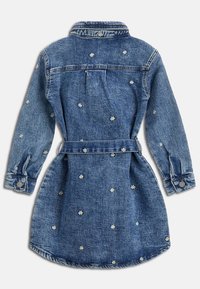 Sukienka dżinsowa z kołnierzykiem i długimi rękawami, zdobiona białymi haftami kwiatowymi. Zawiera przewiązany pasek w talii i postrzępiony brzeg.