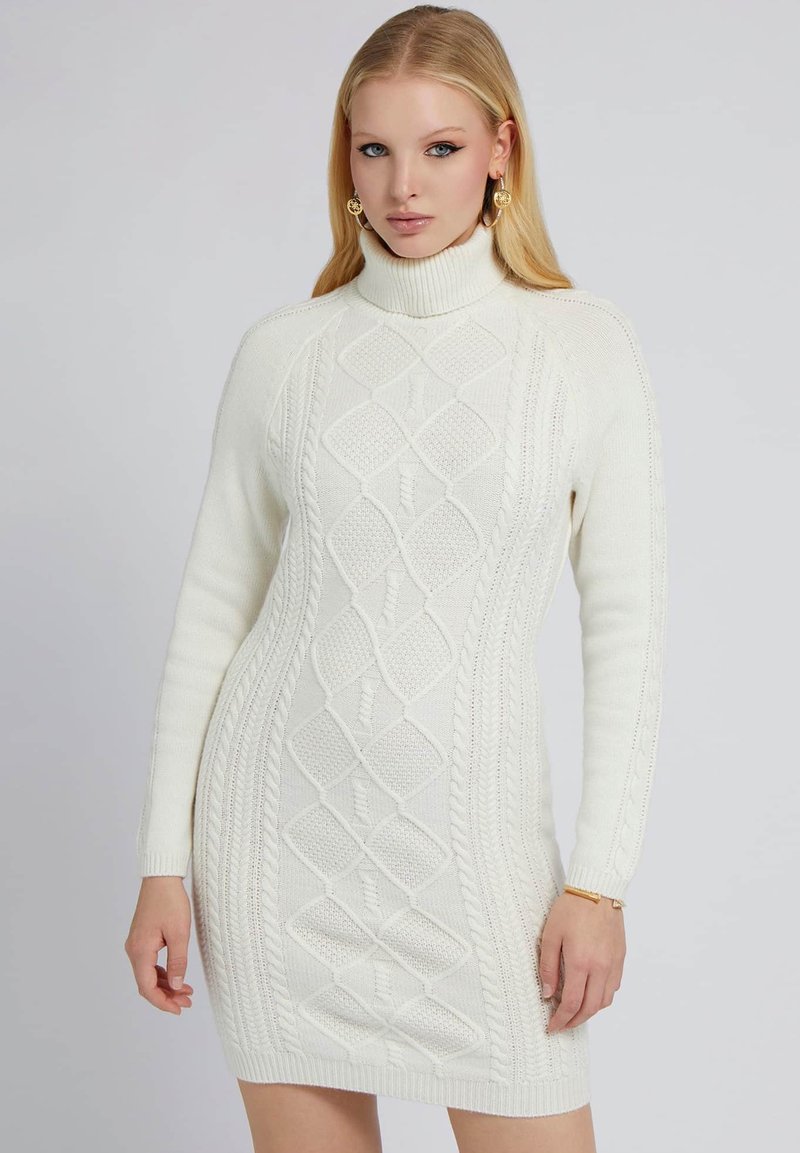 Weißes gestricktes Sweatkleid mit einem gerippten Rollkragen, aufwendigen Zopfmuster und langen Ärmeln mit gerippten Bündchen, weicher Textur.