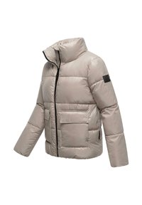 Puffy beige jack met een hoge kraag, zwarte rits en twee voorzakken. Voorzien van een logopatch op de linker mouw. Gladde textuur.