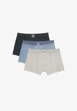 Drie paar heren boxershorts in zwart, lichtblauw en beige, elk met een merkgebonden taillebandpatch aan de voorkant in het midden.