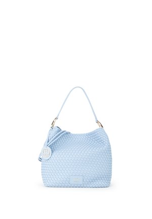 Sac à main tressé bleu clair avec une seule bandoulière, des ferrures dorées et un porte-bonheur décoratif rond attaché près de la poignée.