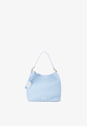 Lichtblauwe geweven handtas met een enkele schouderriem, goudkleurige hardware en een ronde decoratieve bedel bevestigd vlak bij het handvat.