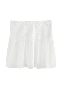 Bílá bavlněná sukně s texturovaným designem, která má vodorovné záhyby a rozšiřující se siluetu, zakončená dekorativním vzorem na lemu.