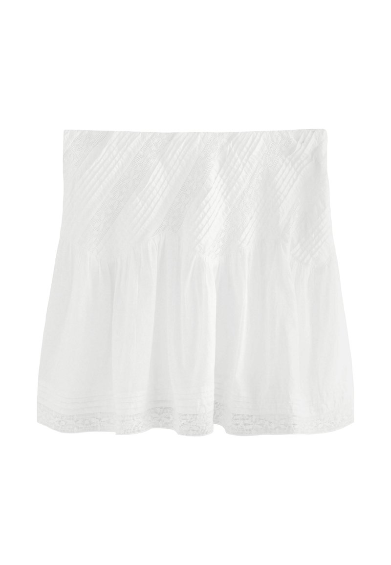 Bílá bavlněná sukně s texturovaným designem, která má vodorovné záhyby a rozšiřující se siluetu, zakončená dekorativním vzorem na lemu.
