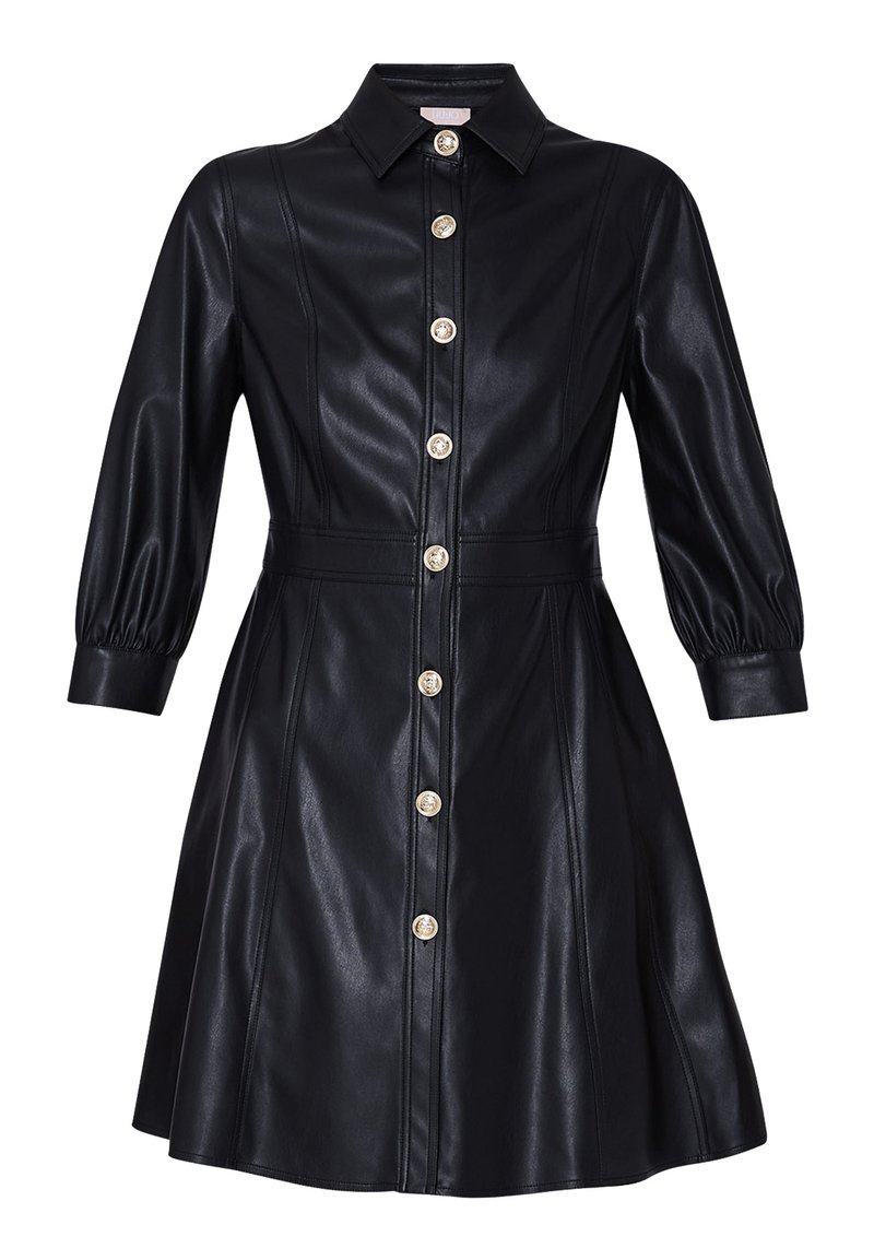 Schwarzes Kunstleder Shirtkleid mit langen Puffärmeln, taillierter Passform, Kragen und goldenen Knöpfen entlang der Vorderseite.