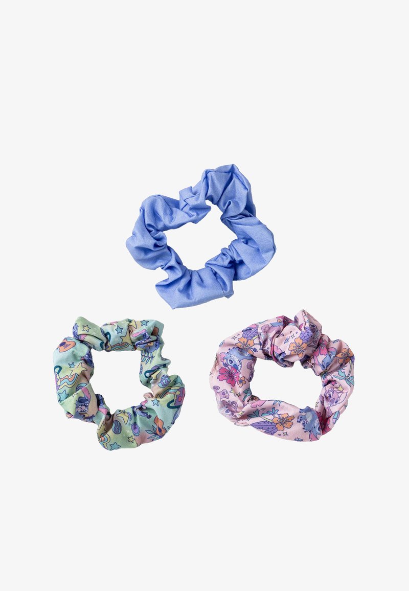 Set van drie stoffen scrunchies: één effen blauw, één pastelgroen met ruimte-thema patronen, en één roze met kleurrijke bloempatronen.