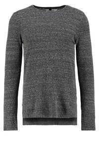 Grijze pullover trui met lange mouwen, gemaakt van textiel met een gestructureerde stof, heeft een ronde halslijn en een iets langere achterkant. Geen zichtbare hardware.