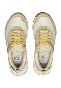 Beige Stoff-Sneaker mit gelben Schnürsenkeln, Mesh-Details, abgerundeter Zehenpartie und Gummisohlen. Besitzt ein Logo auf der Zunge und strukturierte Akzente.
