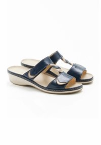 Sandalias de cuero azul marino con dos correas anchas, dedos al aire y un diseño trenzado. Presentan una suela de cuña acolchada beige y costuras en contraste.