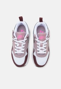 Nike Sportswear AIR MAX 1 EASYON - Sportbačiai - white/burgundy crush/light violet ore/playful pink