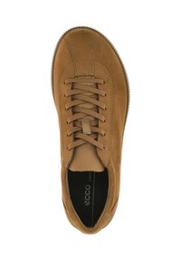 Sneaker in suede marrone con lacci tono su tono, punta arrotondata e suola in gomma stampata. Presenta cuciture sottili lungo la parte superiore e il logo del marchio all'interno.