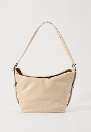Borsa a spalla in pelle beige con un design morbido, caratterizzata da una trama liscia, una tracolla regolabile e un discreto logo impresso.