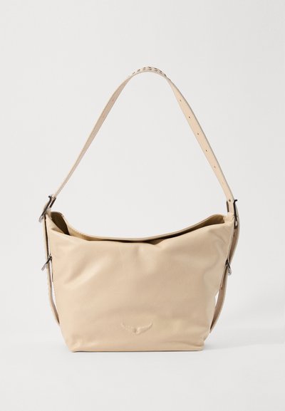 Sac à épaule en cuir beige au design décontracté, avec une texture lisse, une sangle réglable et un discret logo embossé.