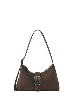 Petit sac bandoulière marron avec détail de boucle argentée et fermeture éclair, avec une seule bandoulière pour le porter.
