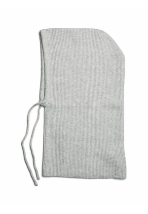 Pasamontañas de punto acanalado gris claro con dos cordones para atar en el lado izquierdo, diseñado para cubrir la cabeza y el cuello.