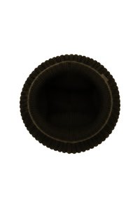 Berretto in maglia nera con un design a coste e una texture morbida. L'interno è liscio e forma una forma circolare.