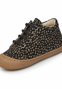 Černé a zlaté tenisky z plátna s kulatou špičkou, šněrováním a gumovou podrážkou. Texturovaný svršek a kontrastní švy.