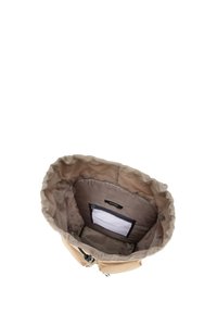 Bež nahrbtnik iz platna z odprtim vrhom, ki razkriva rjavo notranjo oblogo in majhen zadrževalni mrežasti žep znotraj.