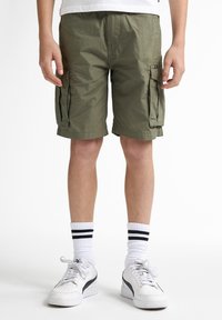 Shorts cargo en tissu vert olive, avec deux poches latérales, longueur au-dessus du genou, avec une coupe décontractée et des détails de couture visibles.