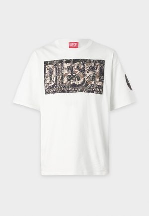 Bijela majica od pamuka s velikim tamnim grafičkim printom na kojem piše "DIESEL" i apstraktnim uzorcima lišća, kratkim rukavima i okruglim izrezom.