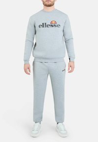 Grijze sweatshirt en bijpassende broek van een katoenmix, met een groot logo op de borst en een klein logo op het broekspijp.