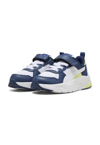 Scarpe sportive blu e bianche con rete e pelle sintetica, fascia regolabile, punta arrotondata e un accento giallo sul tallone.