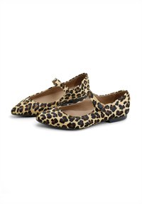 Zapatos planos con estampado de leopardo y punta afilada, hechos de tela texturizada, con una correa sobre el empeine y un tacón bajo negro.