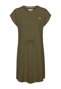 Rochie din bumbac verde măsliniu, cu mâneci scurte tip capă, talie cu șnur și un mic logo brodat pe piept. Textură netedă, croi lejer.