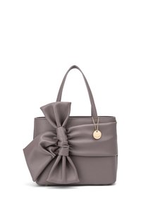 Borsa in pelle grigia con un grande dettaglio a fiocco, forma rettangolare, doppie maniglie e un charm attaccato al lato.