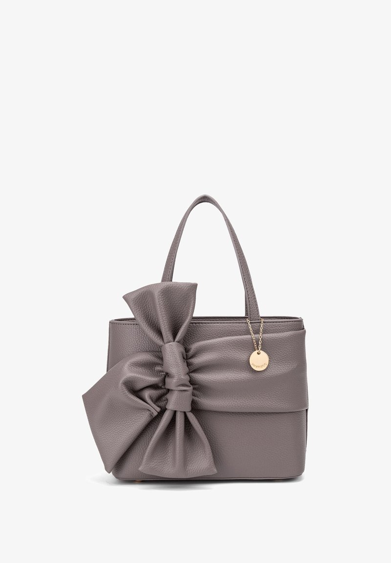 Sac à main en cuir gris avec un grand nœud sur le devant et un petit pendentif doré rond suspendu à la poignée.