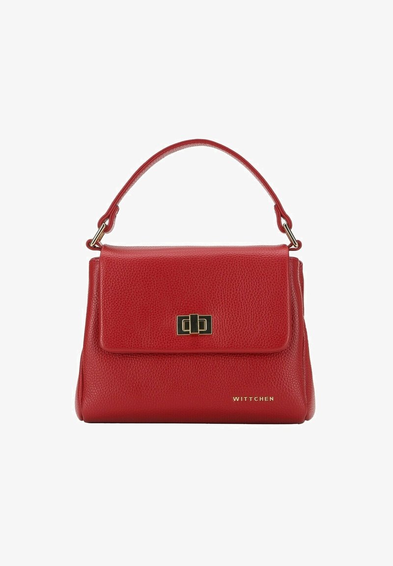 Sac à main en cuir rouge avec un design structuré, une surface texturée, une poignée supérieure et un fermoir doré. Présente un logo de marque en doré.