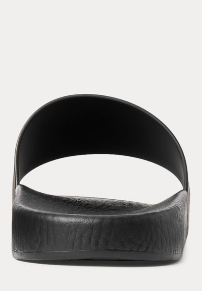 Zwarte open-teen slide sandaal met brede band en gestructureerd voetbed, van voren getoond tegen een witte achtergrond.