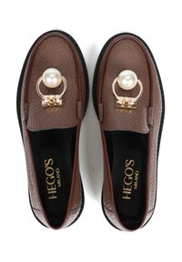 Brązowe teksturowane loafersy z błyszczącym wykończeniem, z dużym akcentem perłowym i złotymi detalami. Czarna podeszwa, klasyczny design.