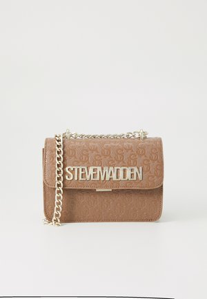 Bruine tas van gestructureerd synthetisch materiaal, met een reliëf logo patroon en een zilveren kettingriem met een opvallend logo accent.