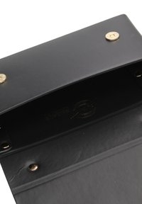 Interno di un portafoglio in pelle nera con chiusura a bottone a pressione dorato. Presenta una texture liscia e un logo in rilievo sulla fodera.