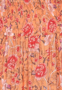 Bloemmotiefstof met grote rode en roze rozen op een oranje achtergrond. De textuur is zacht met een smockdetail en delicate lijnen.
