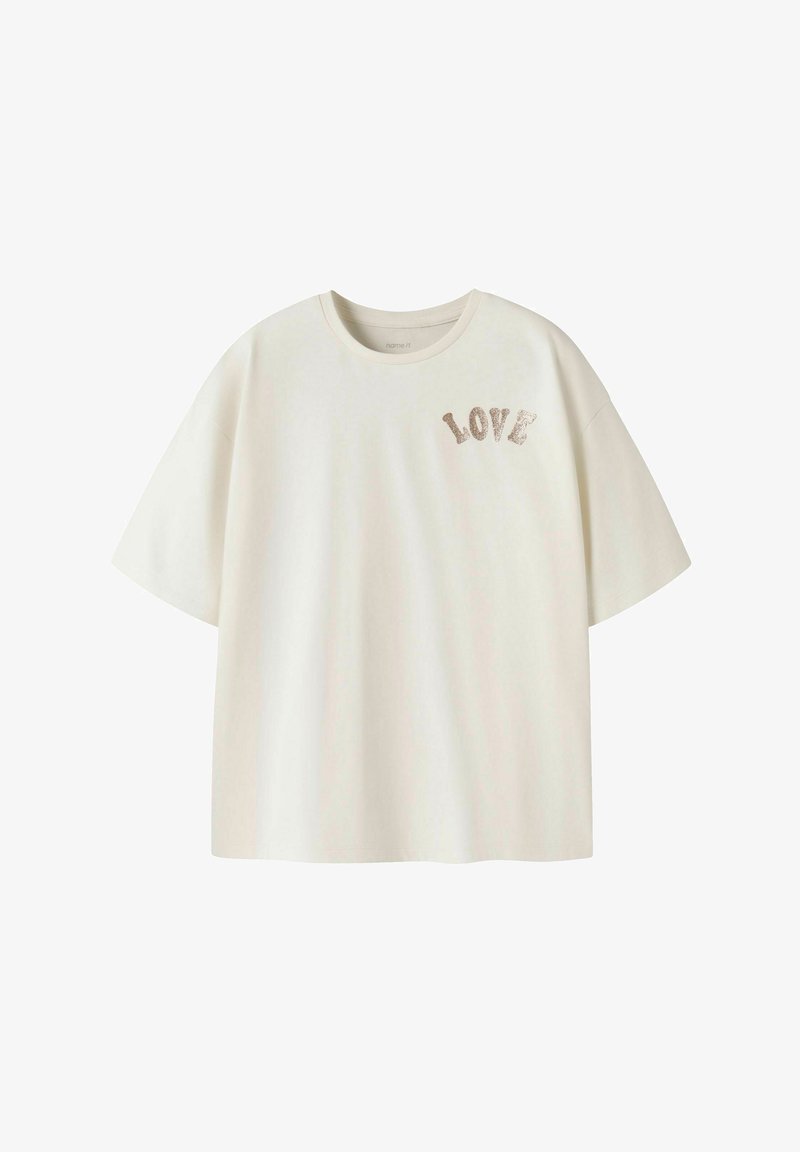 Μπεζ κοντομάνικο T-shirt με στρογγυλή λαιμόκοψη και τη λέξη "LOVE" τυπωμένη με λαμπερά γράμματα στο πάνω αριστερό μέρος του στήθους.