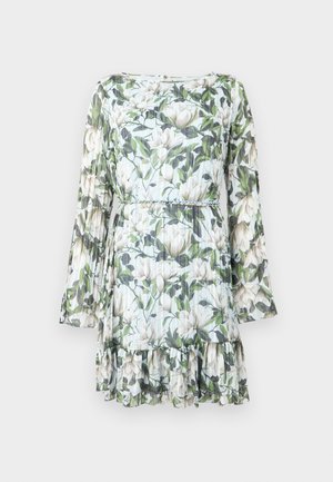 Vestido de manga larga con estampado floral verde y blanco, plisado, cinturón trenzado en la cintura y dobladillo con volantes sobre un fondo claro.