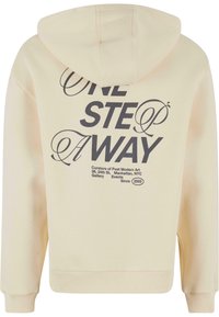 Creme hoodie med et stort grafisk print på ryggen i sort tekst, der fremhæver "ONE STEP AWAY" og yderligere eventdetaljer.