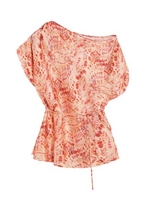 Blusa asimétrica de manga corta con estampado tie-dye en rosa y naranja, cintura ceñida con cinturón delgado de tela, tejido ligero y fluido.