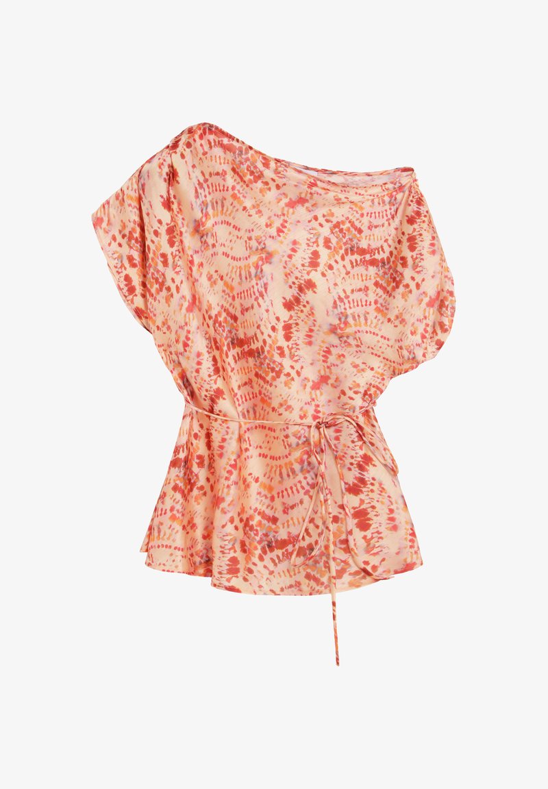 Bluza asimetrică cu mâneci scurte, cu model tie-dye roz și portocaliu, talie strânsă cu curea subțire din material textil, țesătură ușoară și fluidă.