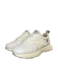 Scarpe sportive bianche realizzate in pelle testurizzata e rete, con punta arrotondata, chiusura con lacci e logo sulla linguetta. Suola in gomma.