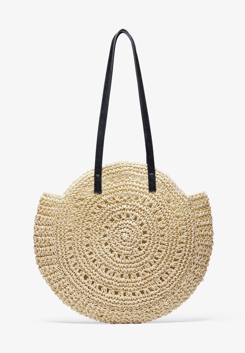 Sac à main rond en paille tissée avec des bretelles en cuir noir et un motif circulaire complexe sur fond blanc.