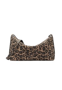Tasche mit Leopardenmuster, die über eine glatte, weiche Textur verfügt. Hat ein geschwungenes Design, einen verstellbaren Tragegurt und schwarze Akzente entlang der Kanten.